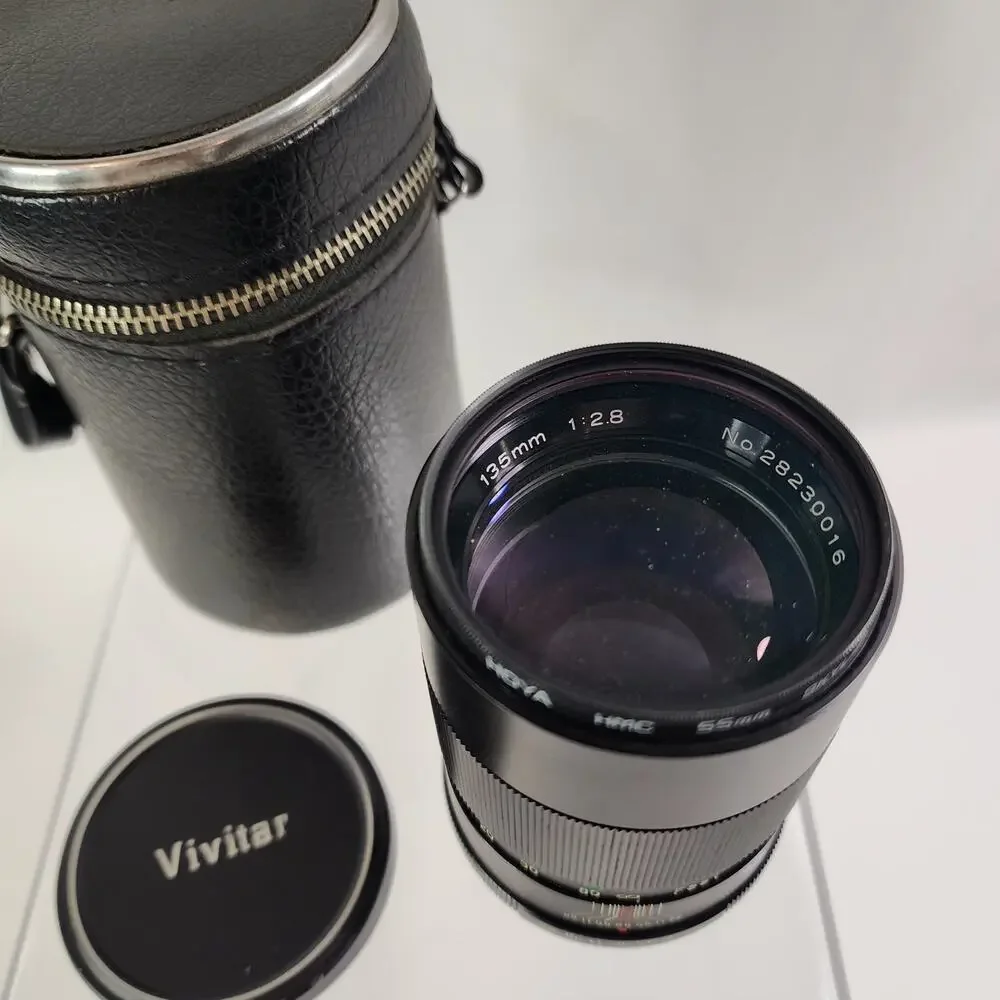 Vivitar 135mm 1/2.8 Telephoto Lens w/ Caps No. 28230016 Comes With Case